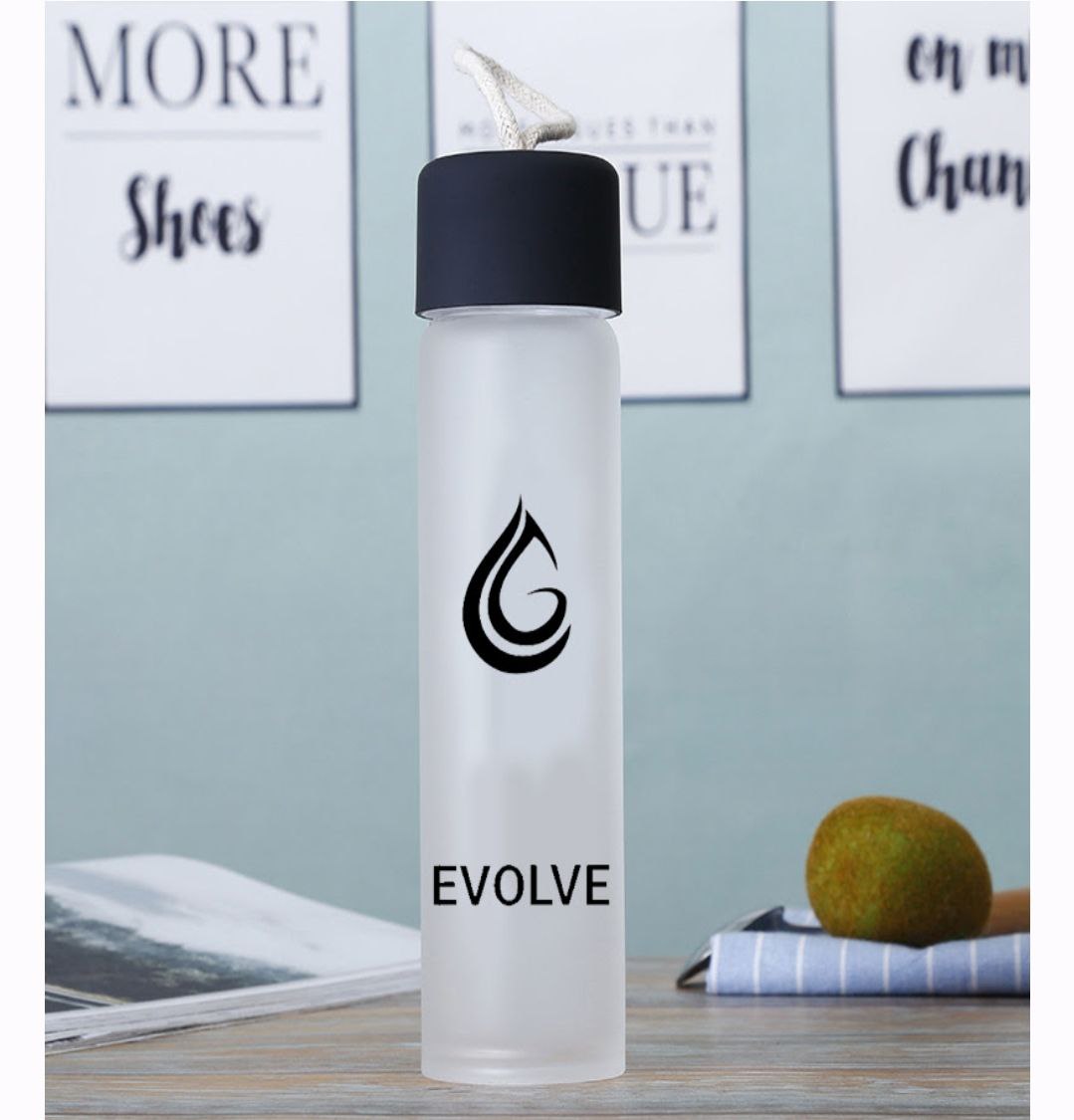 Wasserflasche und Trinkflasche aus Glas mit 400ml Fassungsvermögen. Frosted glas mit Logo und Markenname. Das Logo ist ein Wassertropfen und der Markenname ist evolve. Der Deckel ist ein Schraubverschluss und in vier Farben erhältlich. In schwarz, dunkelbraun, cremeweiß und Rotwein rot.